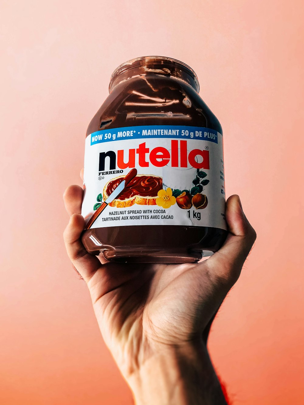 Person, die ein Nutella-Glas in der Hand hält