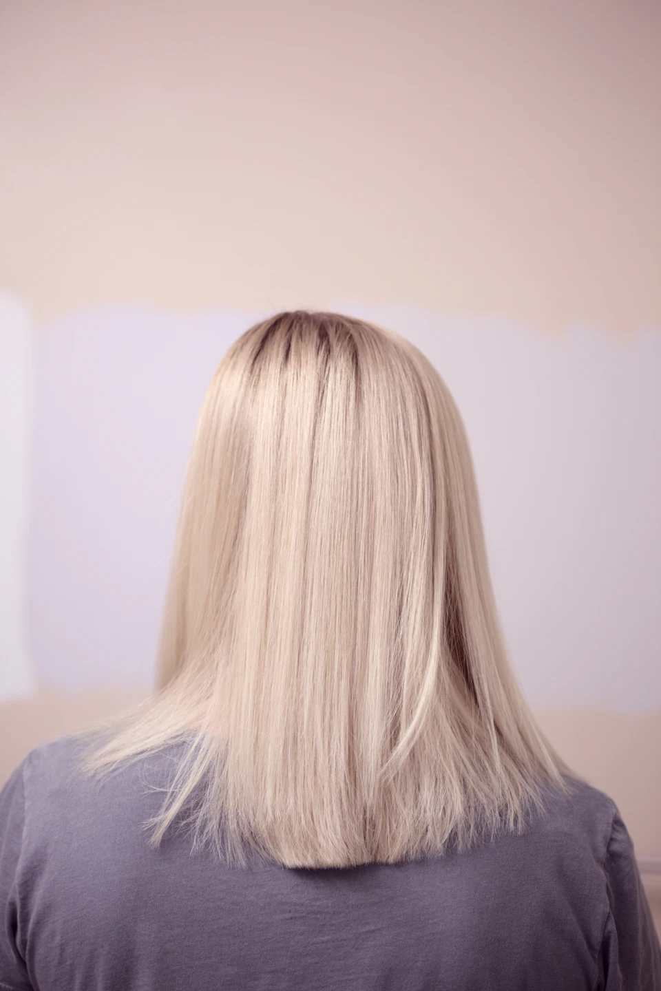 Cheveux blond polaire lisses, vus de dos