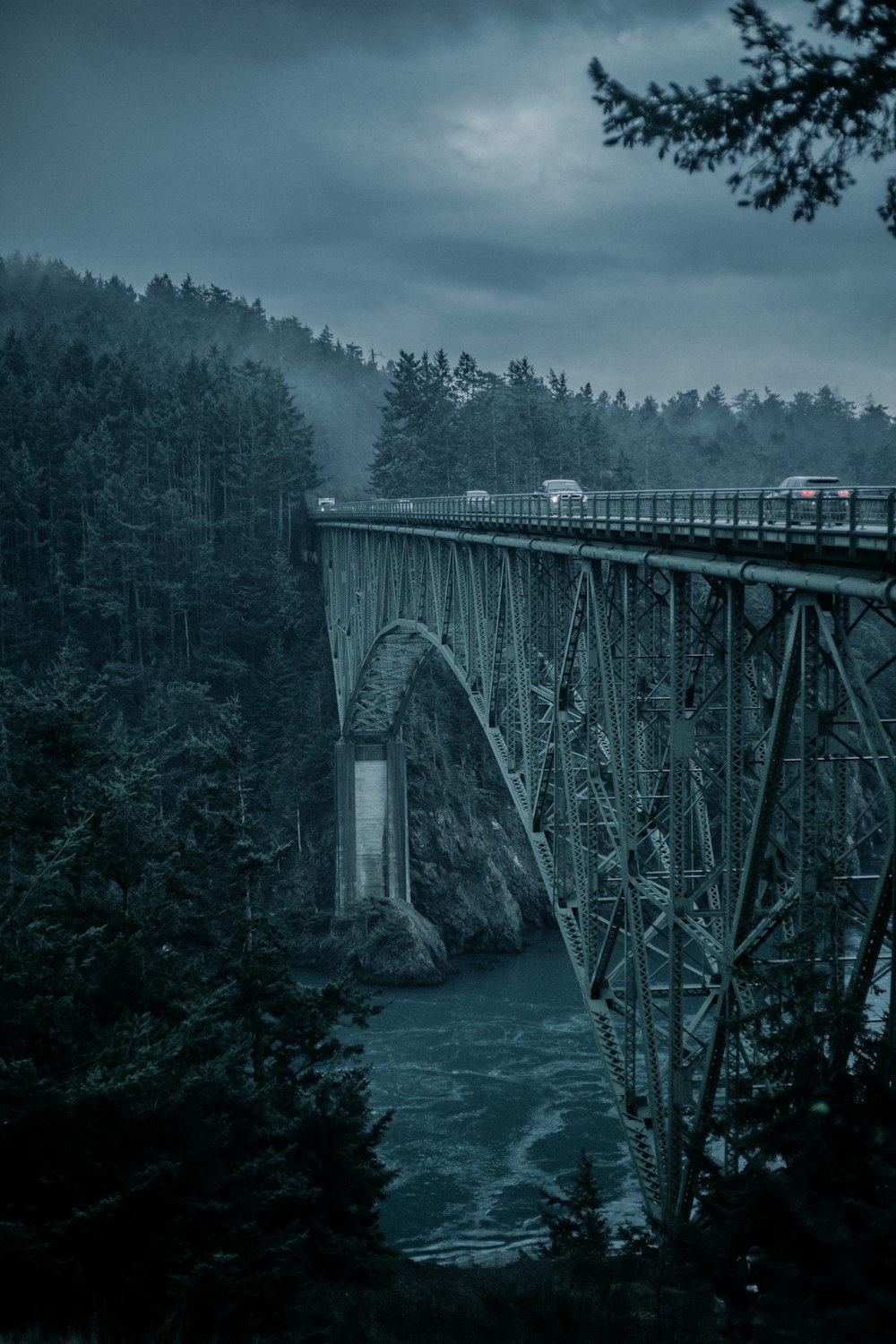 Graue Metallbrücke über den Fluss