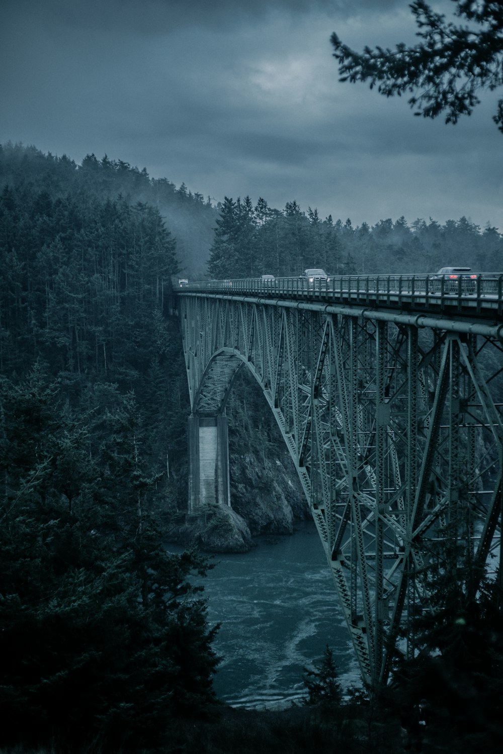 puente de metal gris sobre el río