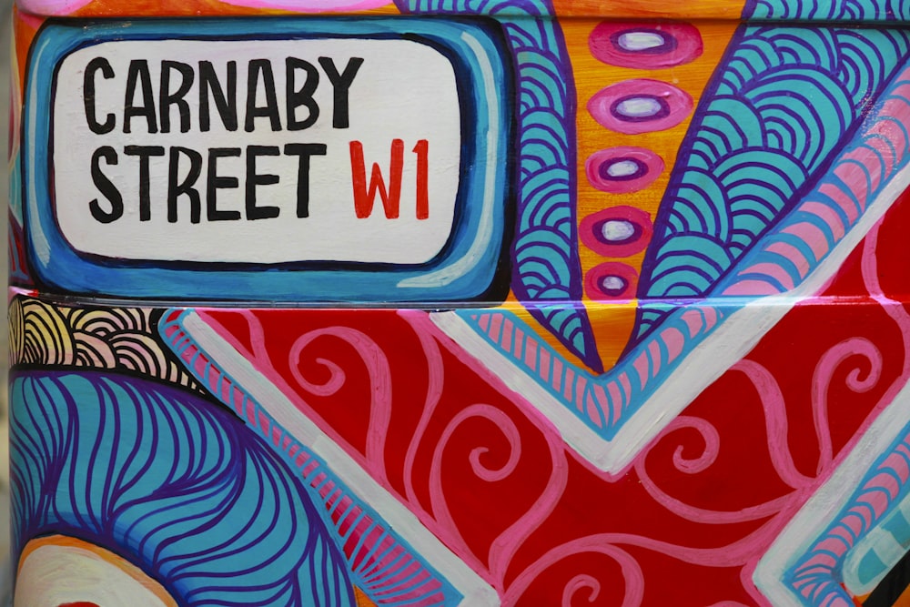 um close up de uma placa de rua pintada na lateral de um prédio