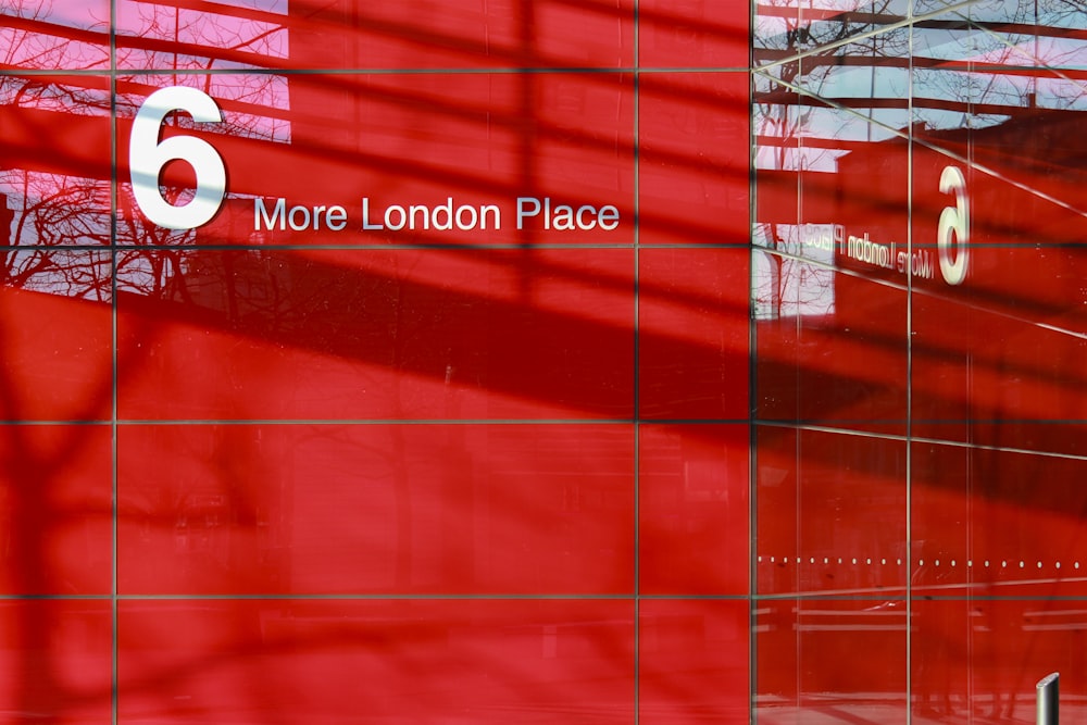 Un edificio rojo con un letrero que dice 6 más London Place
