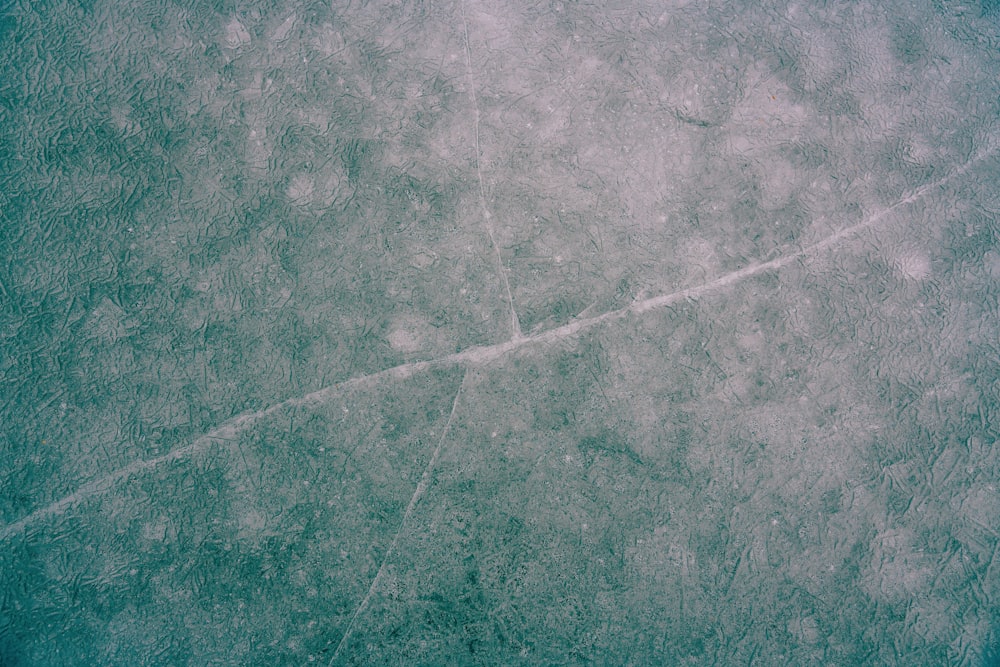 Un avion vole dans le ciel au-dessus de l’eau