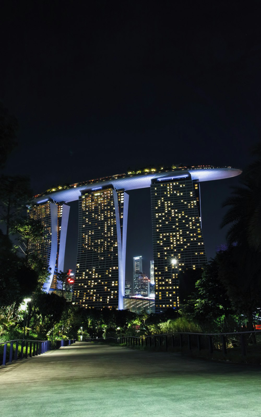 Gebäude in Singapur tagsüber unter klarem Himmel
