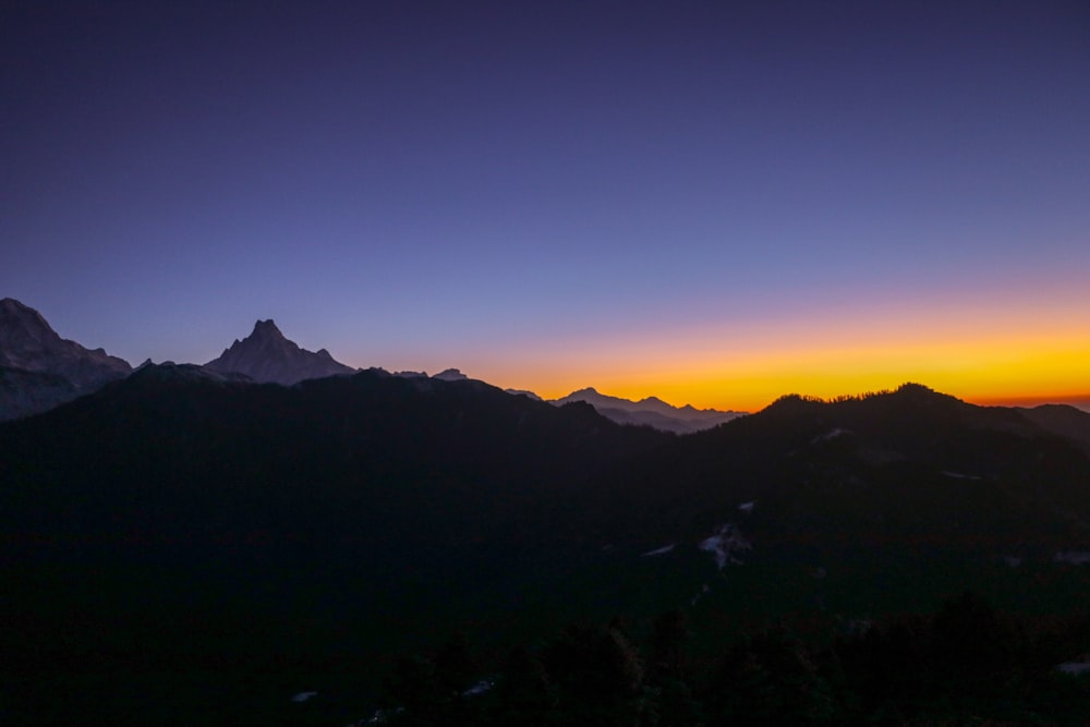 Silhueta das montanhas durante a hora dourada