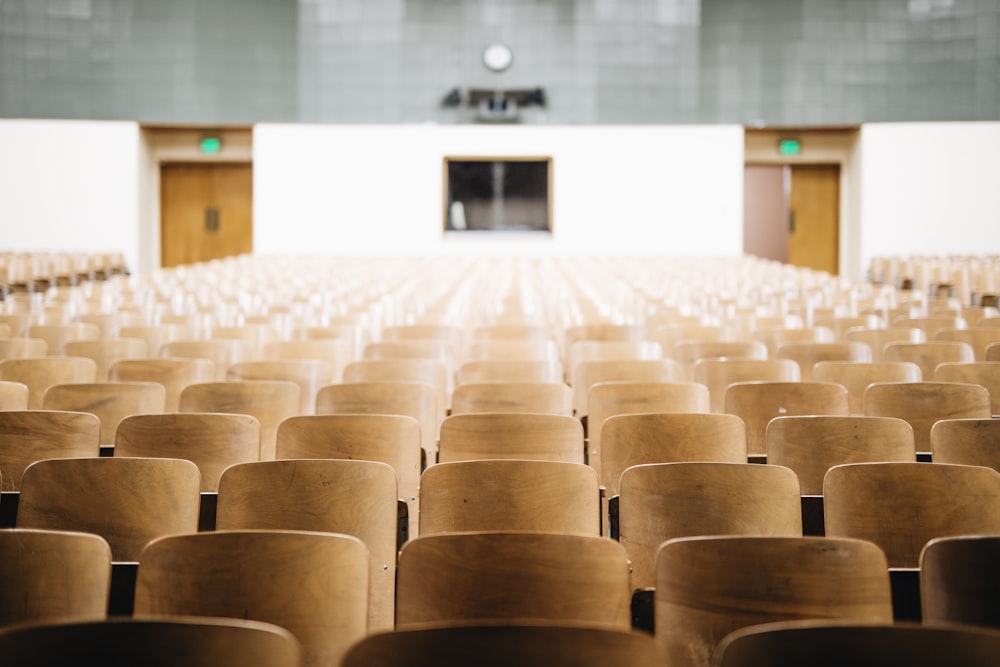 chaises vides dans le théâtre