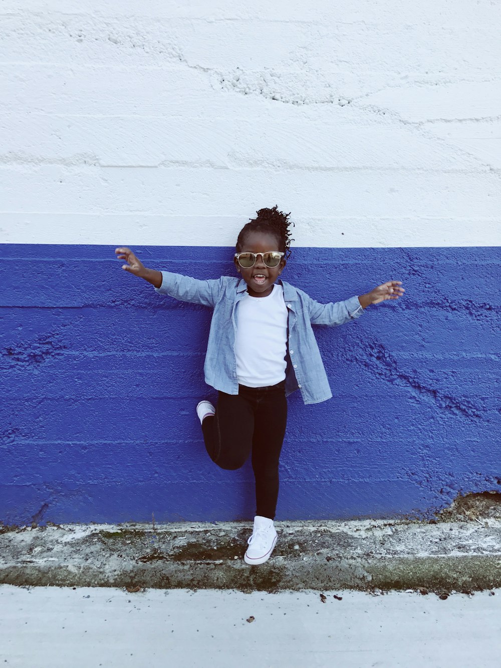 fille s’appuyant sur le mur pendant la journée