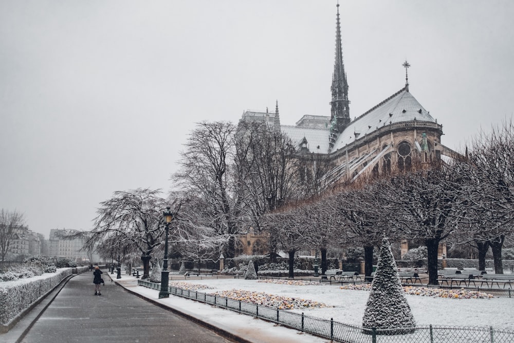 Catedral gótica durante el invierno