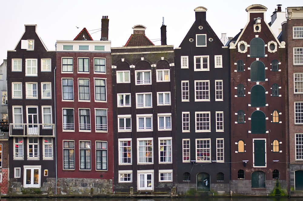 casas de colores variados bajo el cielo blanco