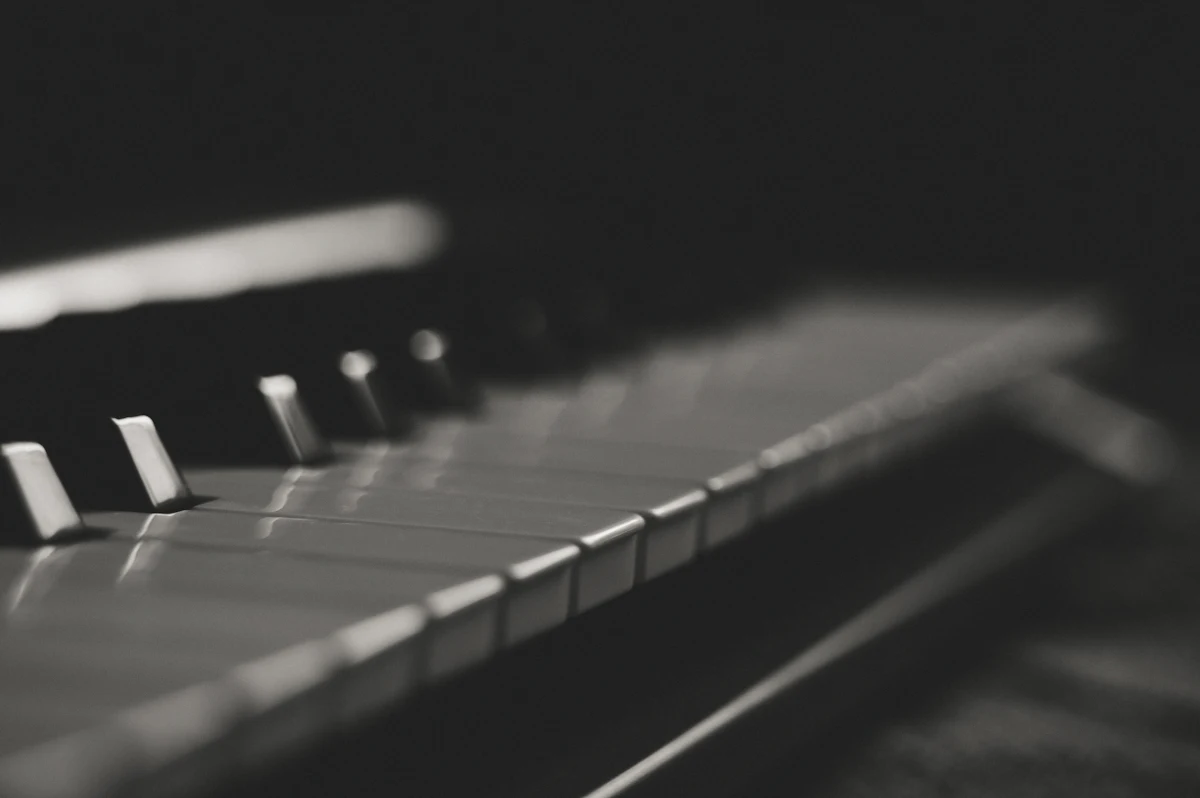 Black and white piano keys in grayscale