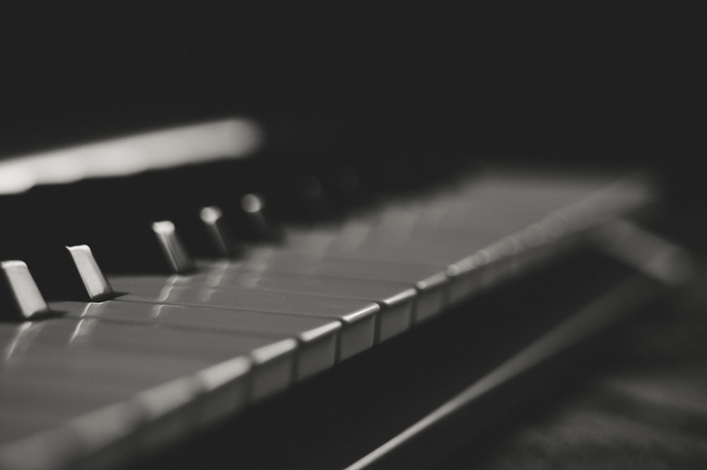 fotografia in scala di grigi dei tasti del pianoforte