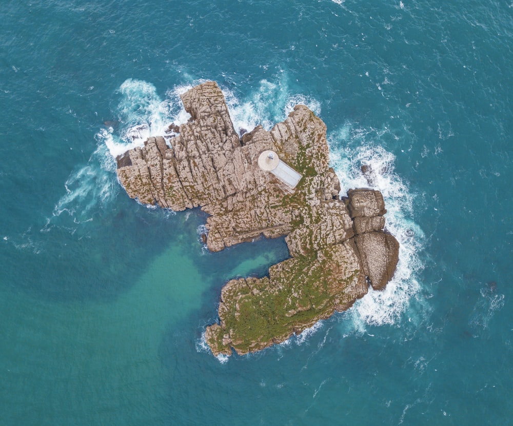 Fotografia aerea di Brown Island circondata da uno specchio d'acqua durante il giorno