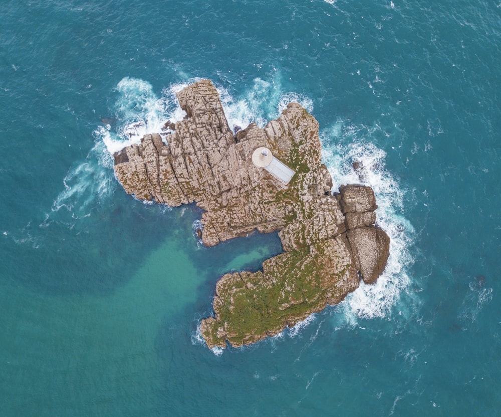 昼間の水域に囲まれたブラウン島の航空写真