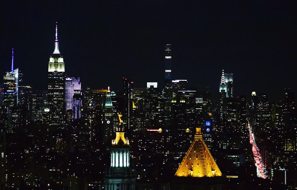 città durante le ore notturne