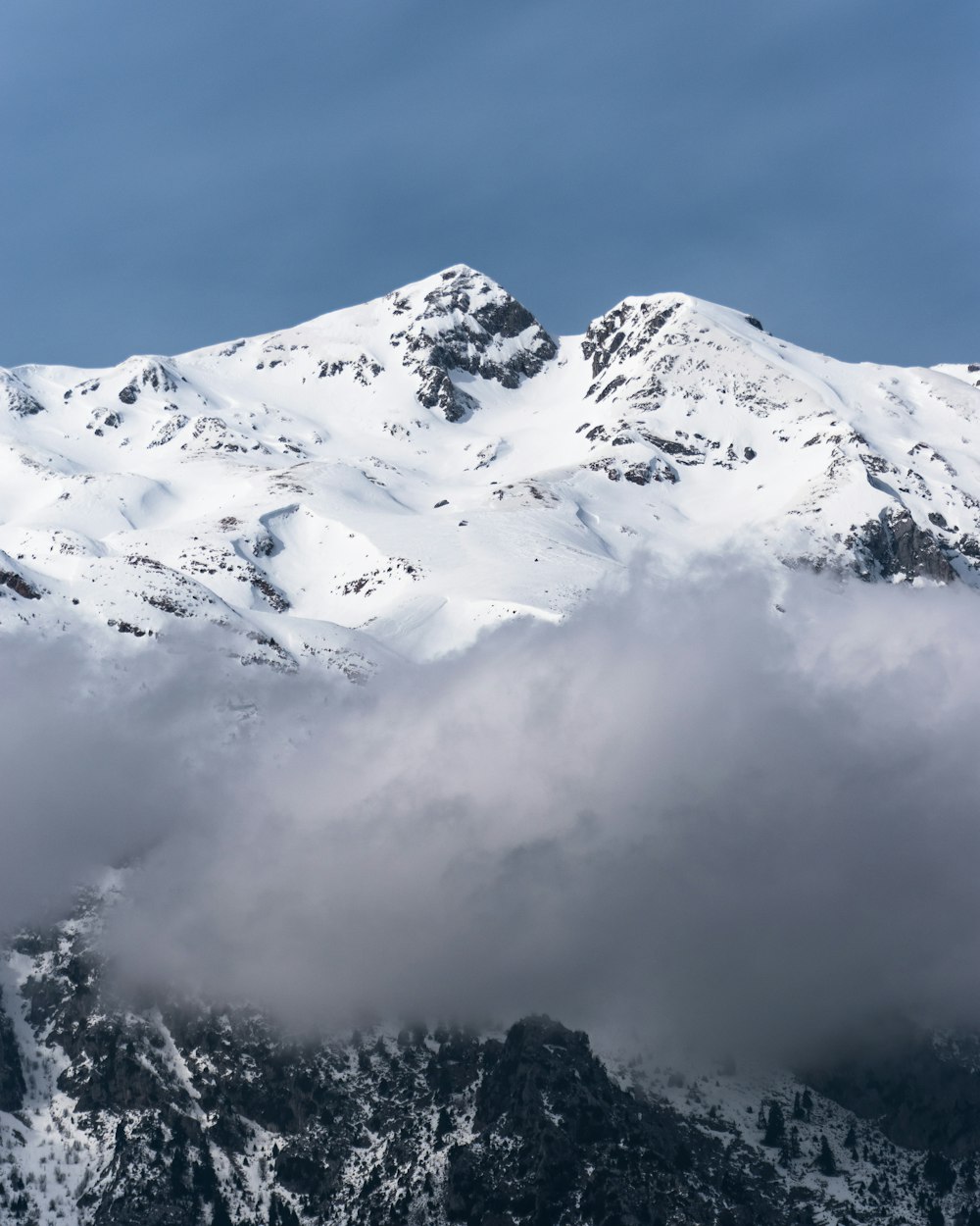 fotografia de paisagem de neve e névoa cobrindo montanhas