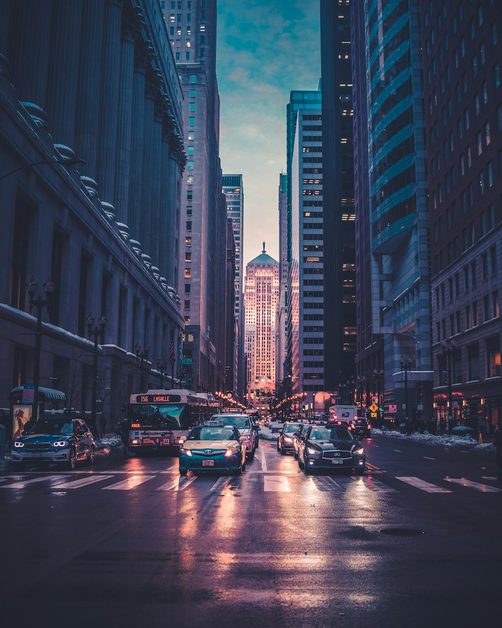 Fahrzeuge in der Nähe von Gebäuden bei Nacht