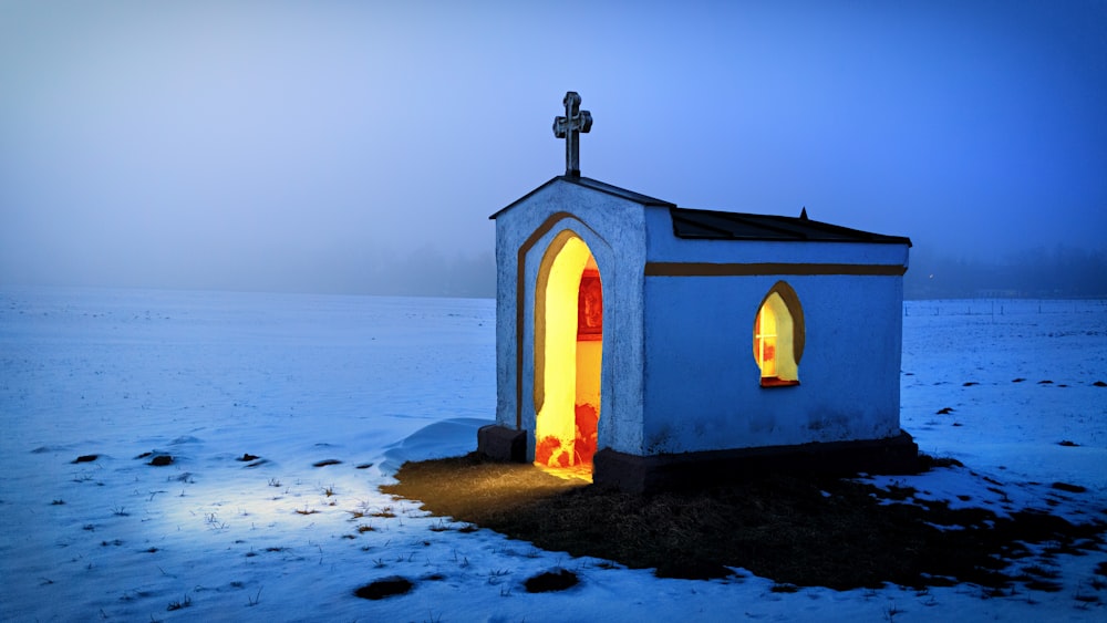 igreja de concreto branco e preto durante o inverno