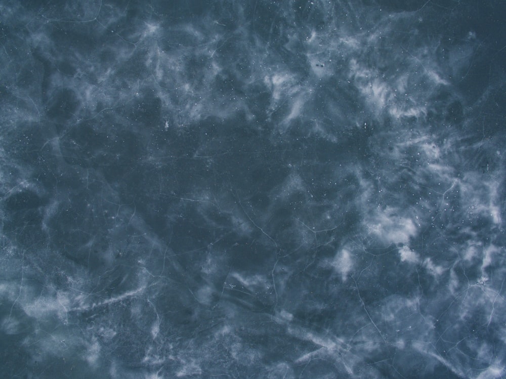 Un'immagine di un cielo blu con nuvole bianche