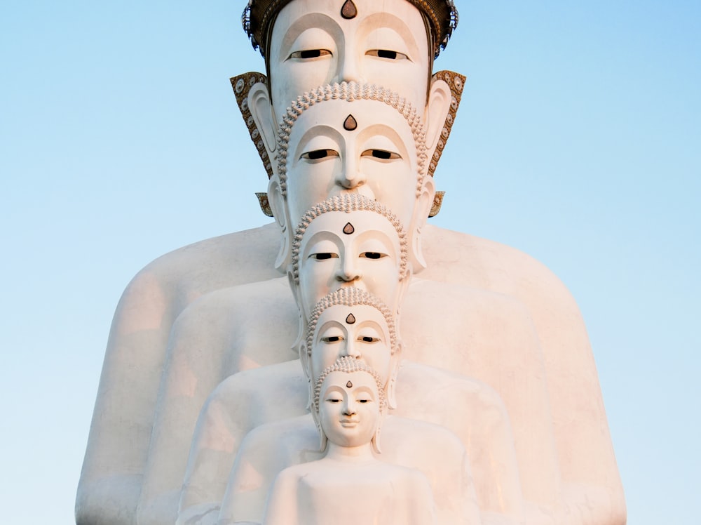 昼間の白い仏像
