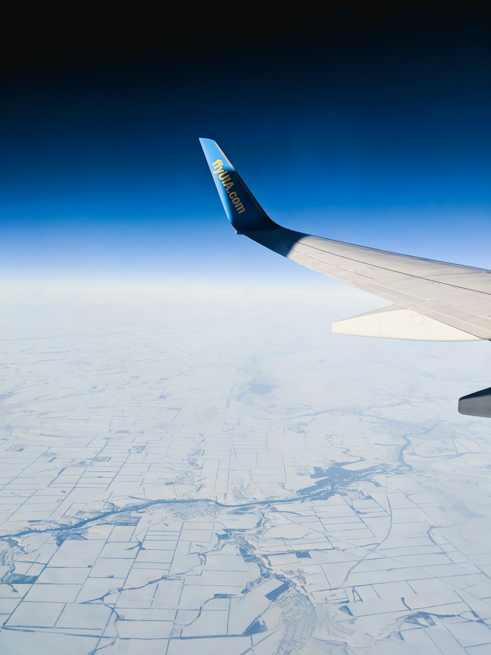 Fotografía aérea de avión blanco y azul