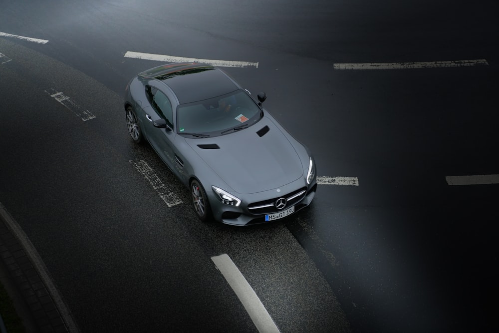 cinza Mercedes-Benz cupê em estrada de asfalto