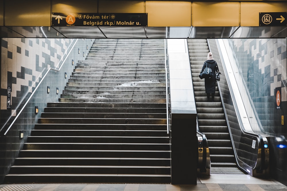 Mann an der Rolltreppe fährt nach oben