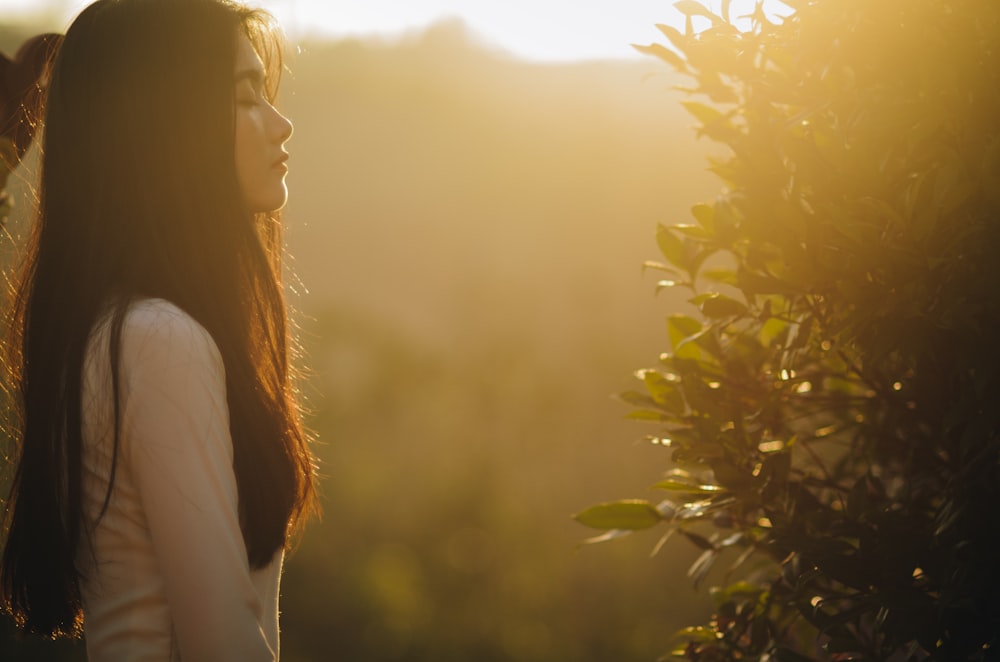 Mujer en camisa marrón disfrutando del amanecer