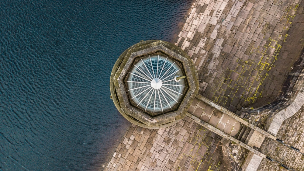 fotografia aerea di edifici accanto a uno specchio d'acqua