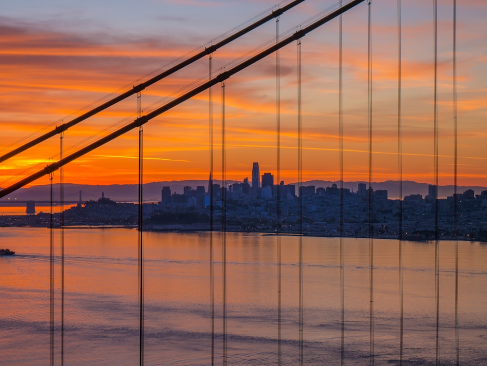 Vista panorámica de la ciudad durante la puesta del sol