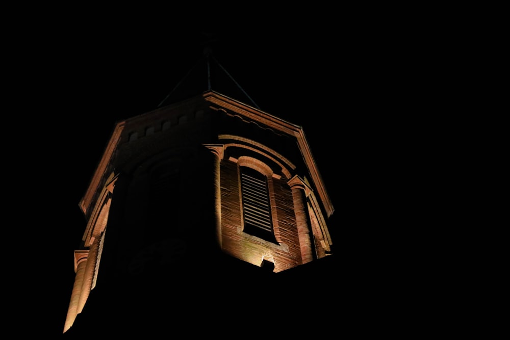 Vue de dessous du bâtiment avec les lumières ouvertes