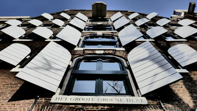 Renovatie van een historisch pand met behoud van karakteristieke details.