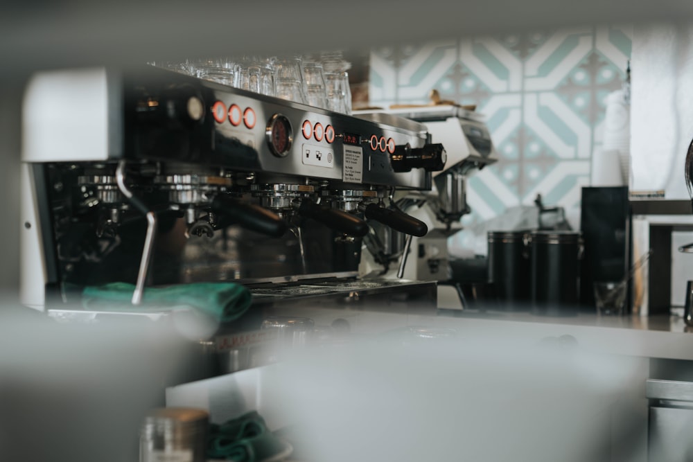 Fotografía de enfoque superficial de máquina de espresso gris