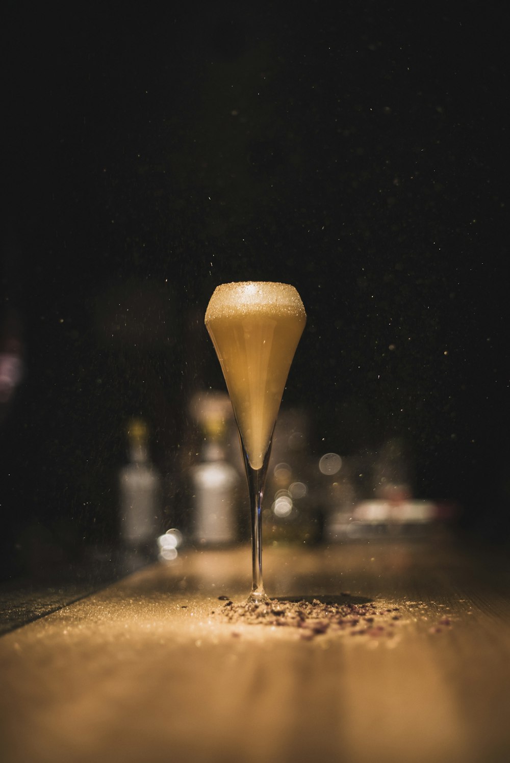 Photographie sélective de la mise au point d’un verre à champagne transparent