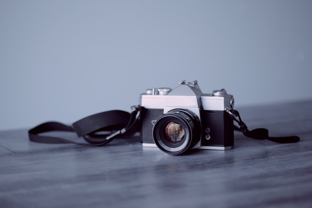 흑백 DSLR 카메라 선택적 초점 촬영