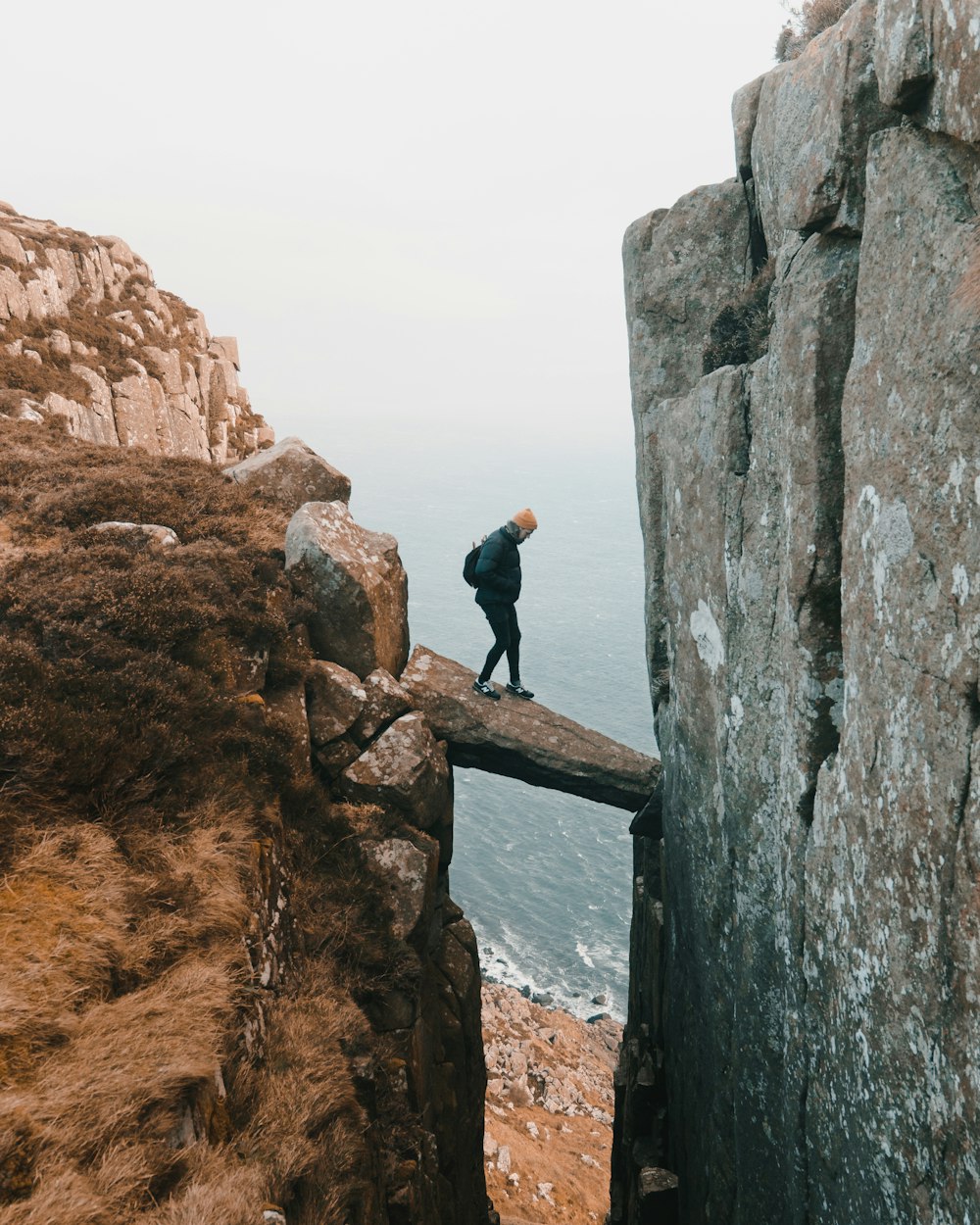 Mann steht auf Felsen in der Mitte des Clips