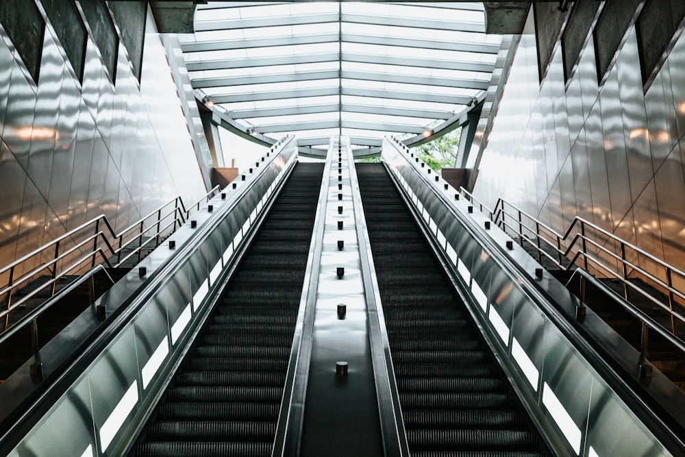 Fotografía de ángulo bajo de escaleras mecánicas