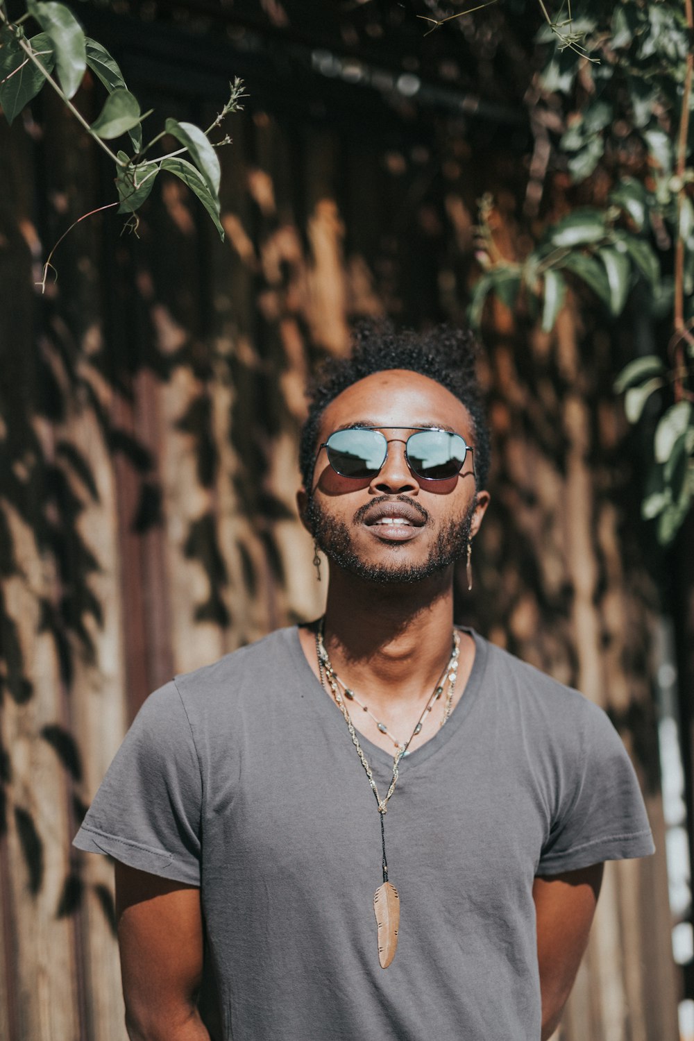 hombre con gafas de sol estilo aviador