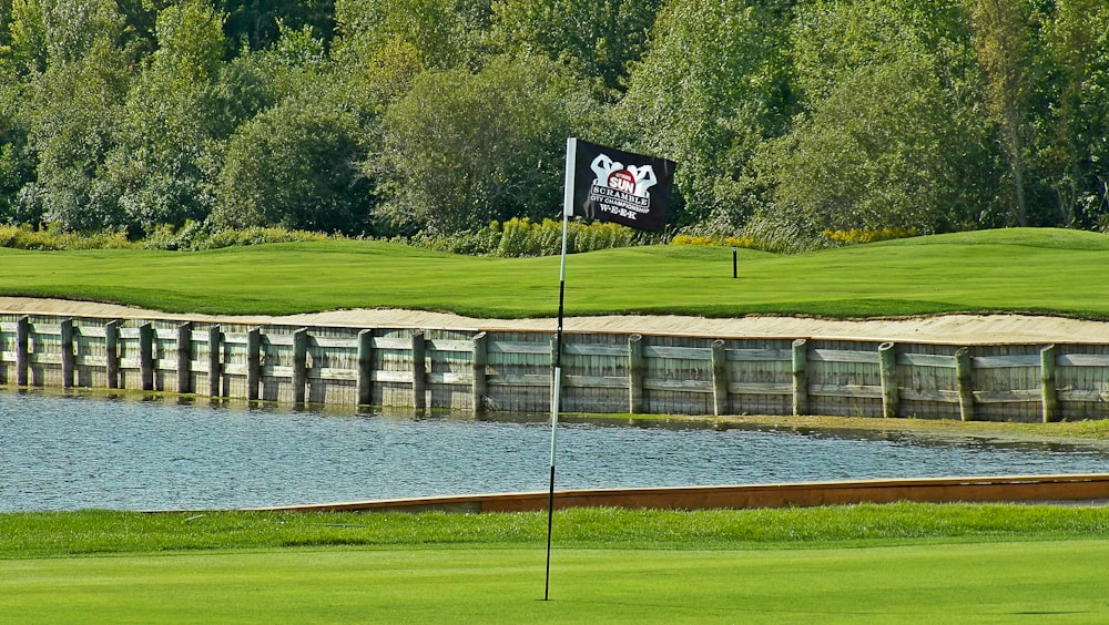bandeira de golfe branca e preta no campo de golfe
