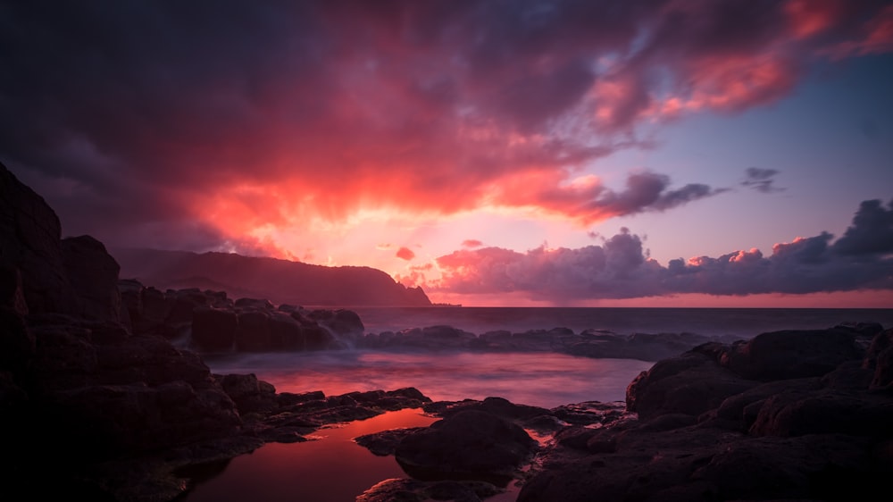 foto di paesaggio dello specchio d'acqua al tramonto