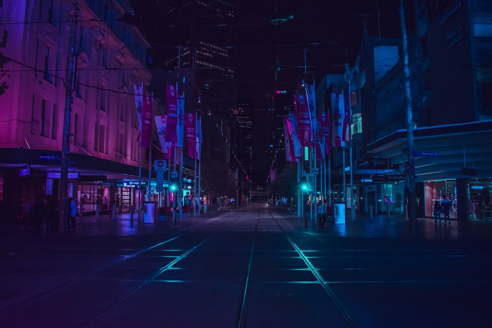 persone che camminano sulla passerella durante la notte