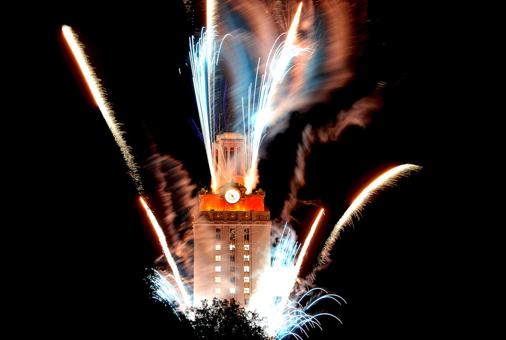 Torre dell'orologio marrone e arancione nella fotografia time lapse