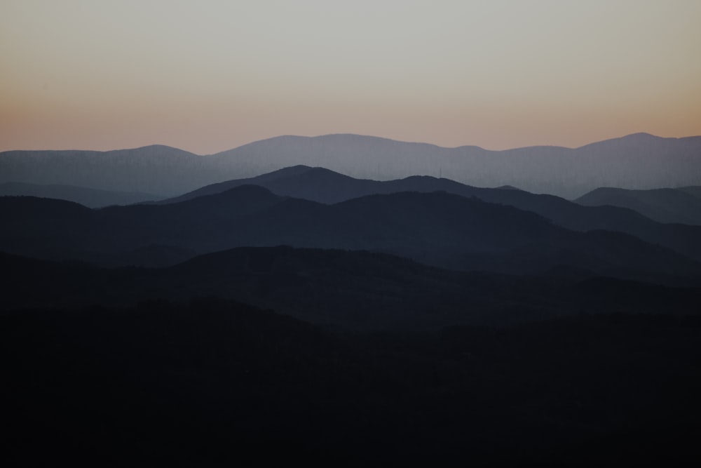 Silueta de montaña negra y verde