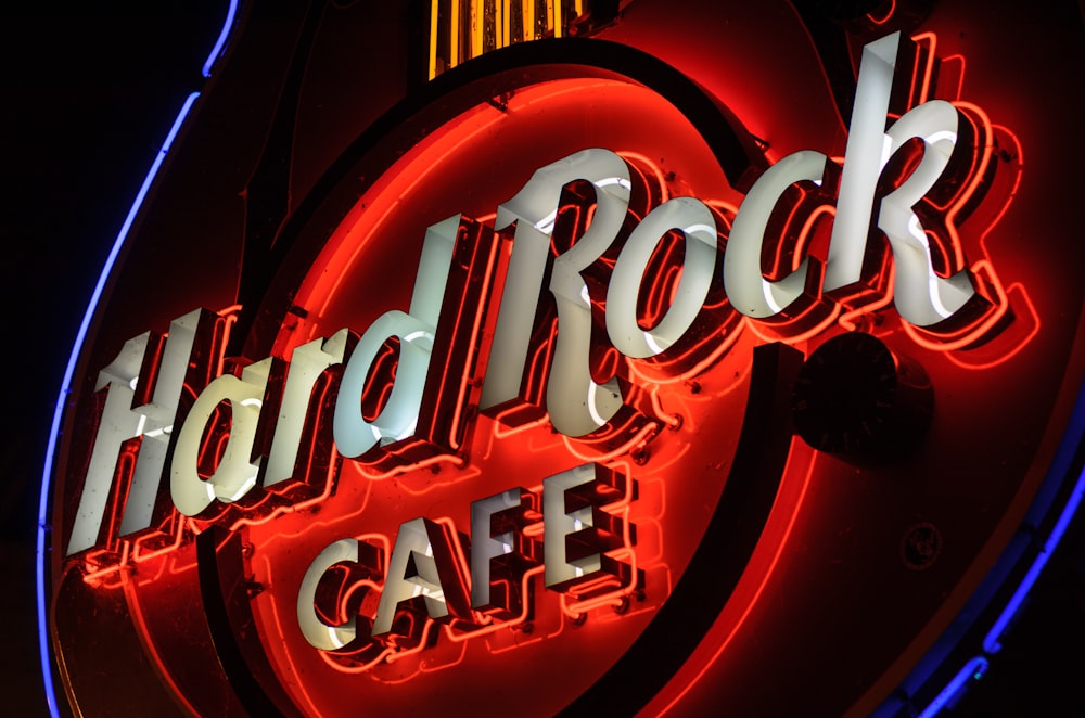 sinalização neon vermelha e preta do Hard Rock Cafe