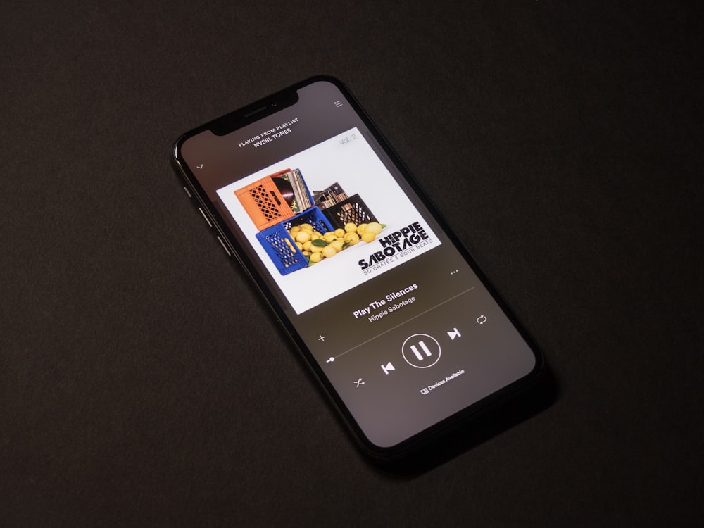 iPhone X gris sidéral montrant l’application Spotify