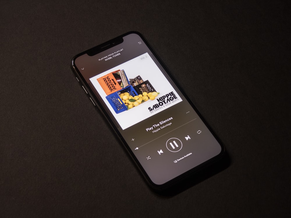 iPhone X grigio siderale che mostra l'applicazione Spotify