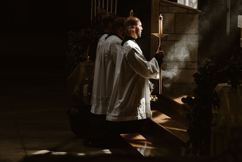 Zwei Männer beten Gott tagsüber an