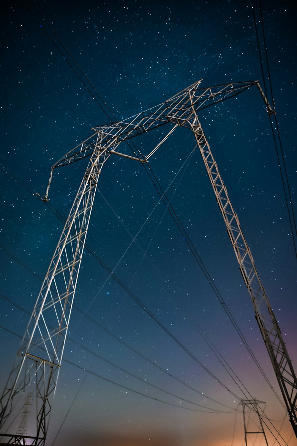 Fotografía de ángulo bajo de la torre transmisora