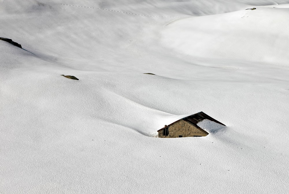 fotografia aérea de casa coberta de neve