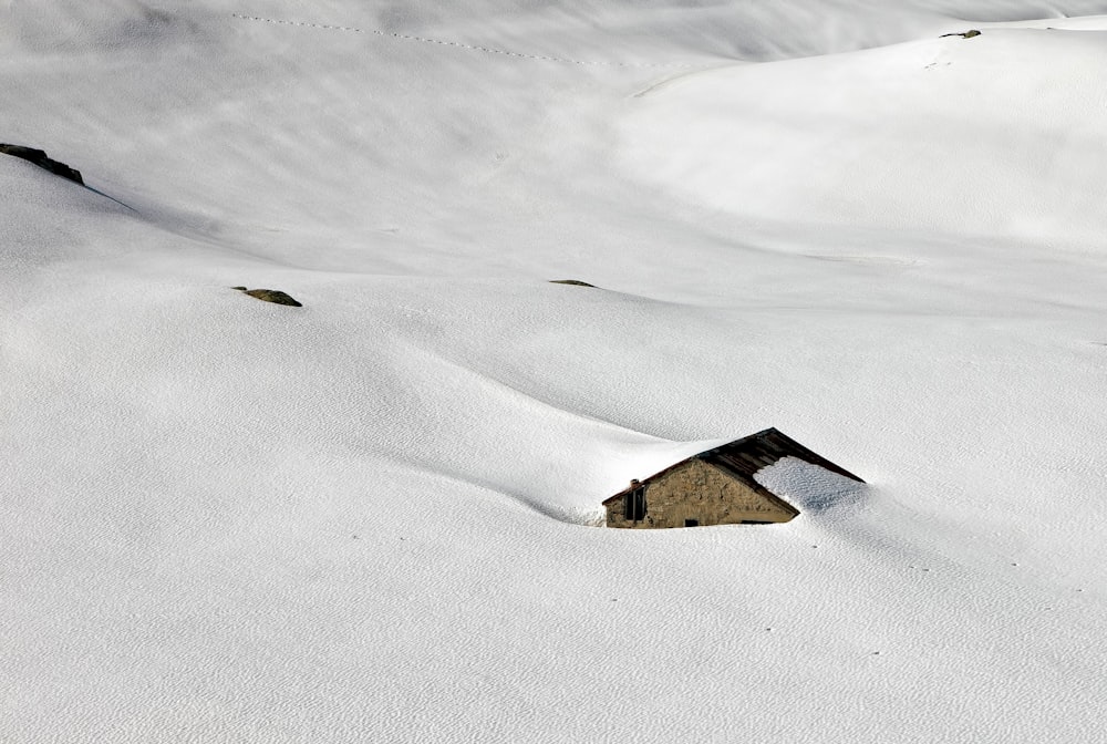 Luftaufnahme des mit Schnee bedeckten Hauses