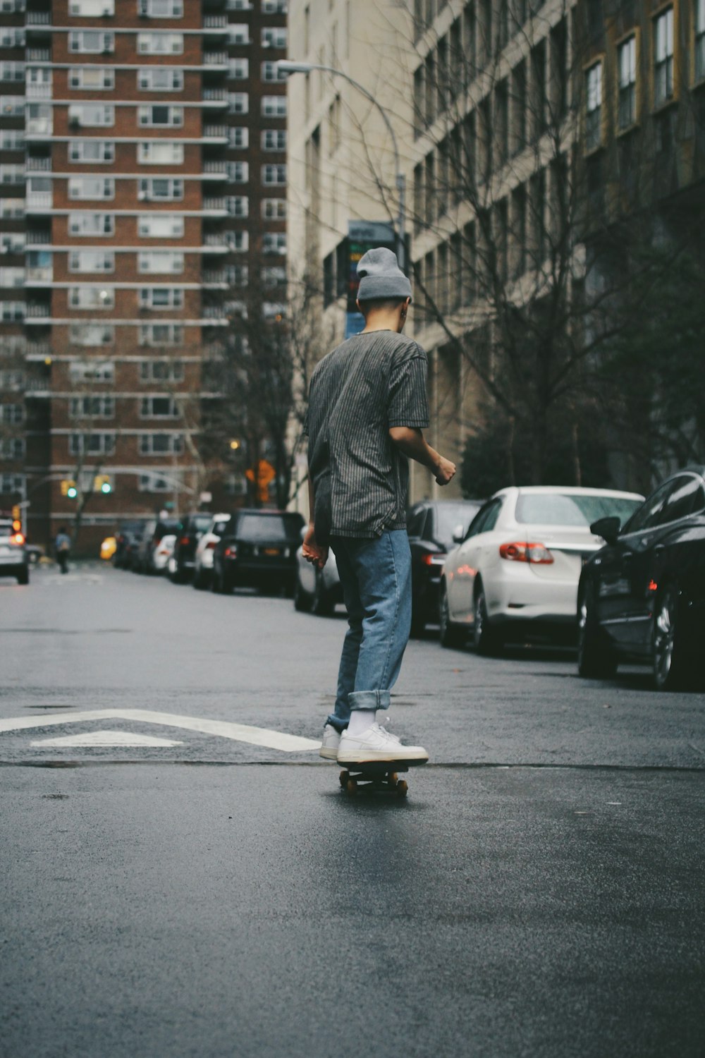 Mann fährt Skateboard in der Nähe eines Hochhauses